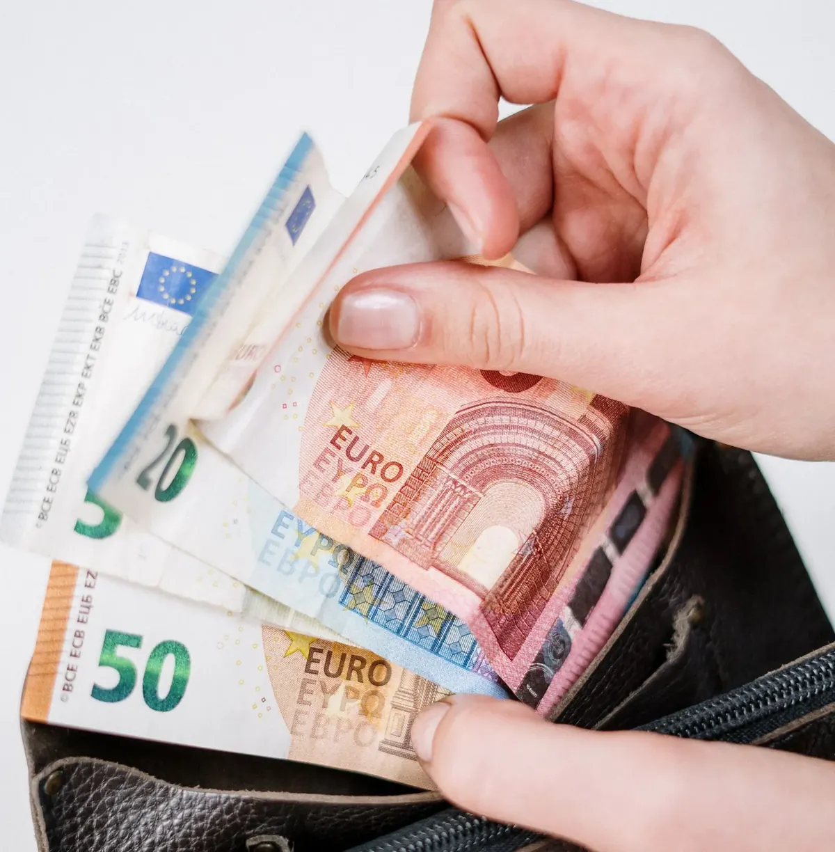 Bargeld wird nach dem Ankauf ausgezahlt
